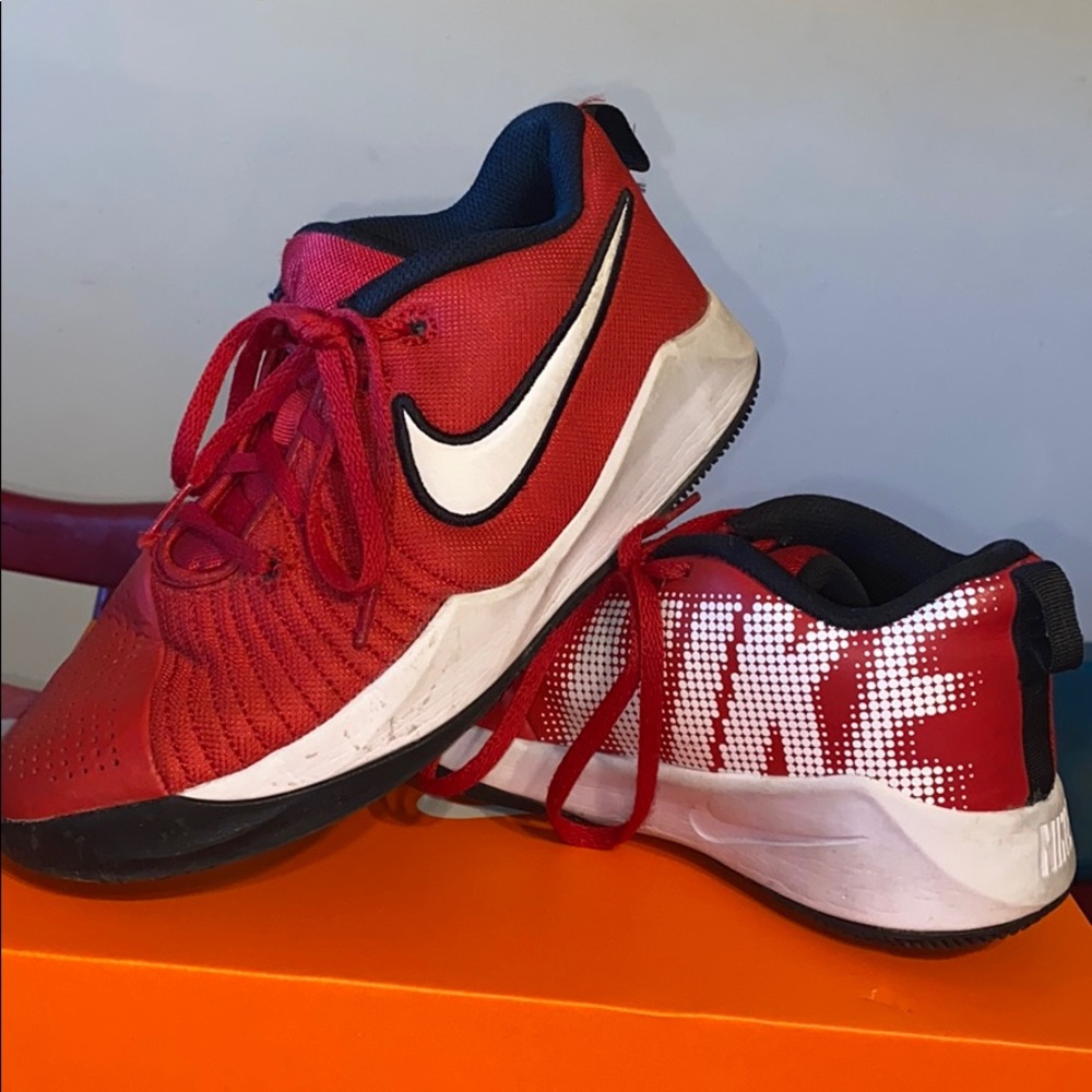Boys NIKE sneakers Size 5Y in Big Boys